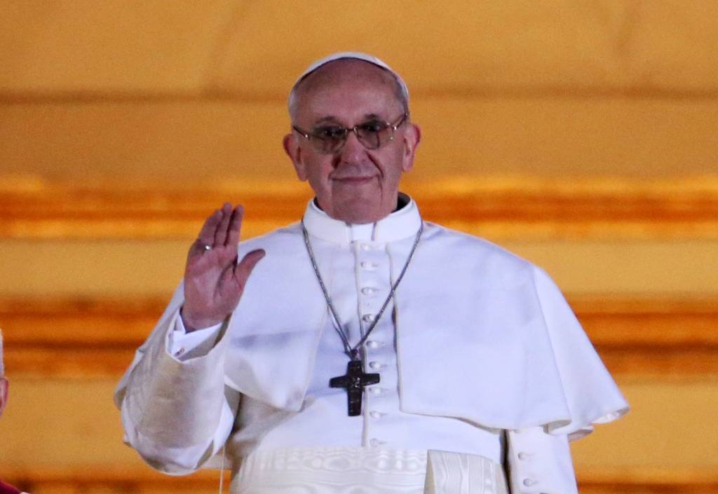Papa Francisco em primeira aparição após ser eleito líder da Igreja Católica, em 13 de março de 2013 Papa Francisco em primeira aparição após ser eleito líder da Igreja Católica, em 13 de março de 2013