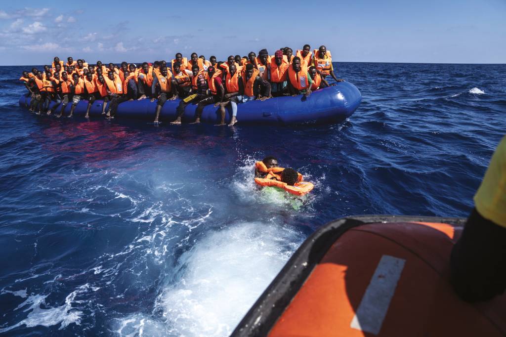 GettyImages-1698763099.jpg NAU DE DESESPERO - Barco tenta chegar à Itália: portas fechadas mesmo com demografia desfavorável