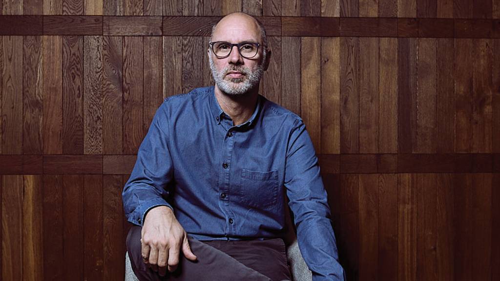 Interview With Jesse Armstrong, Showrunner Of The Series ‘succession’. EXPOSIÇÃO - O diretor: “Essa galera vive hoje em podcasts”