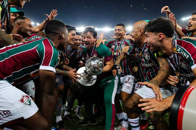 Fluminense v Boca Juniors – Copa CONMEBOL Libertadores 2023 Final RIO DE JANEIRO, BRAZIL - NOVEMBER 4: Fluminense Head Coach Fernando Diniz Silva (C) celebrates with his team after winning Boca Juniors during the final match of Copa CONMEBOL Libertadores 2023 between Fluminense and Boca Juniors at Maracana Stadium on November 4, 2023 in Rio de Janeiro, Brazil.