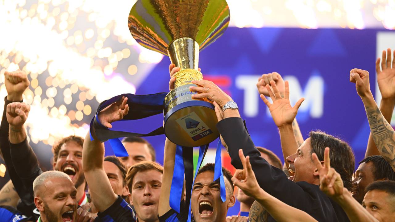 MILAN, ITALY - MAY 19: Lautaro Martinez of FC Internazionale celebrates with his teammates winning the Serie A title and the 20th Scudetto after the Serie A TIM match between FC Internazionale and SS Lazio at Stadio Giuseppe Meazza on May 19, 2024 in Milan, Italy. (Photo by Mattia Pistoia - Inter/Inter via Getty Images)