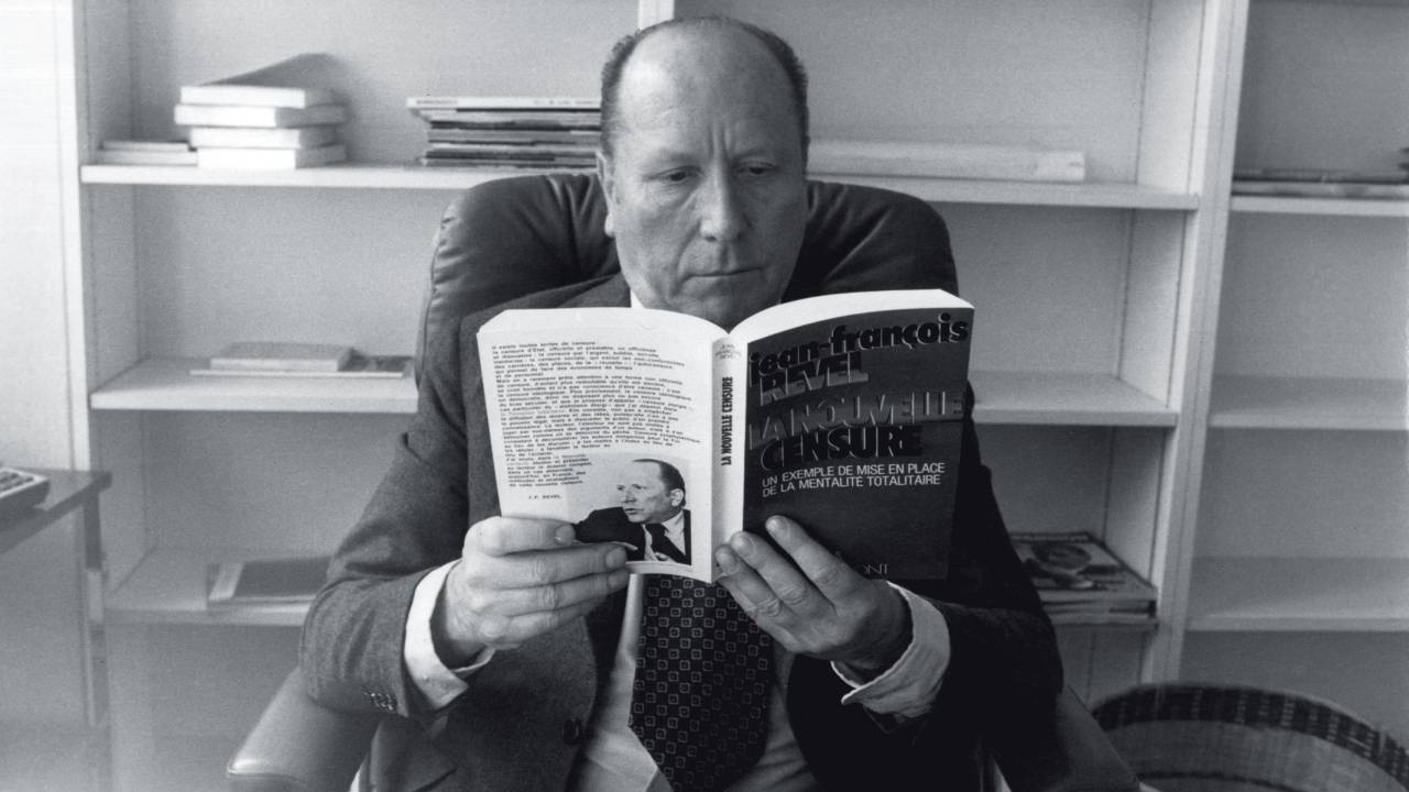 Le journaliste Jean-François Revel à son bureau avec son nouveau livre le 11 octobre 1977 (Photo by Laurent MAOUS/Gamma-Rapho via Getty Images)