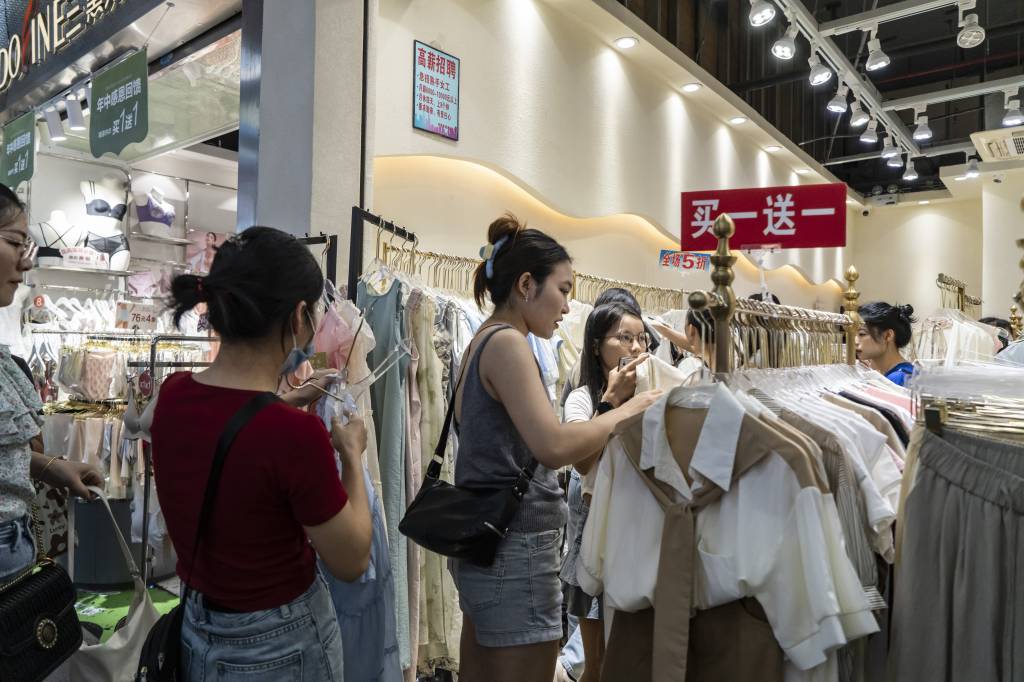 Fábricas de roupas chinesas quebram enquanto guerra comercial com EUA atinge Shein e Temu