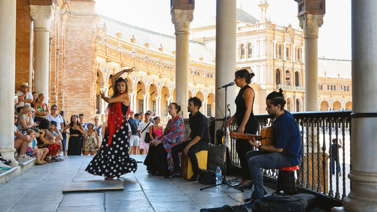 Artistas de rua em Sevilha: o faturamento com o turismo duplicou desde 2021