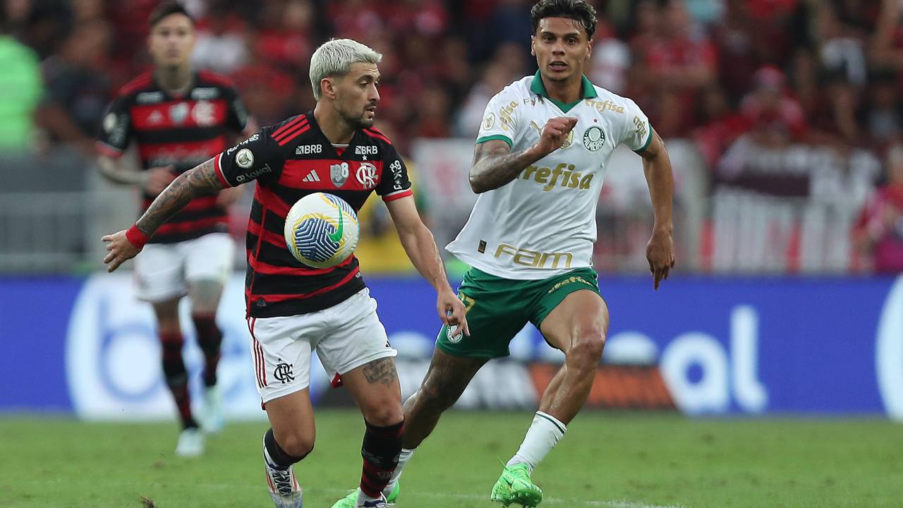 RIO DE JANEIRO, BRAZIL - AUGUST 11: Giorgian de Arrascaeta of Flamengo competes for the ball with Richard Rios of Palmeiras during the match between Flamengo and Palmeiras as part of Brasileirao 2024 at Maracana Stadium on August 11, 2024 in Rio de Janeiro, Brazil. (Photo by Wagner Meier/Getty Images)