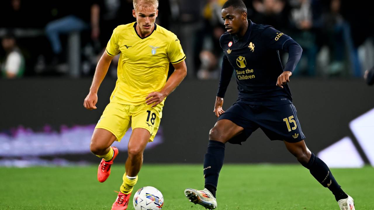 TURIN, ITALY - OCTOBER 19: Pierre Kalulu of Juventus is challenged by Matteo Elias Guendouzi Olie of SS Lazio during the Serie A match between Juventus and SS Lazio at Allianz Stadium on October 19, 2024 in Turin, Italy. (Photo by Daniele Badolato - Juventus FC/Juventus FC via Getty Images)