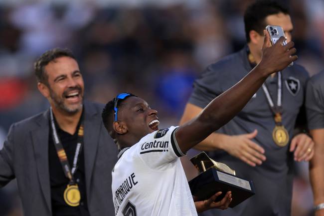 Atletico Mineiro v Botafogo: Final – Copa CONMEBOL Libertadores 2024 BUENOS AIRES, ARGENTINA - NOVEMBER 30: Luiz Henrique of Botafogo celebrates after receiving the player of the match award after winning the Copa CONMEBOL Libertadores 2024 Final between Atletico Mineiro and Botafogo at Estadio Más Monumental Antonio Vespucio Liberti on November 30, 2024 in Buenos Aires, Argentina.