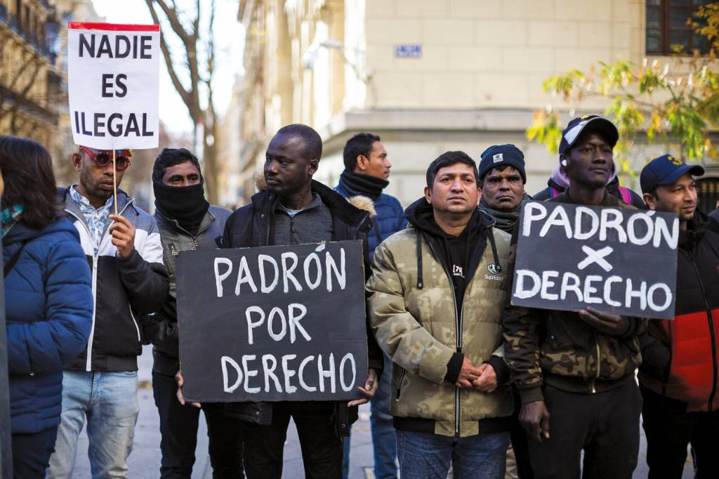 GettyImages-2190693185.jpg Imigrantes: a Espanha é mais aberta a estrangeiros do que outros países da Europa