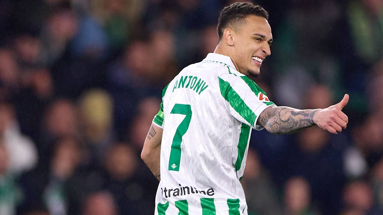SEVILLE, SPAIN - FEBRUARY 02: Antony Matheus dos Santos of Real Betis looks on during the LaLiga match between Real Betis Balompie and Athletic Club at Estadio Benito Villamarin on February 02, 2025 in Seville, Spain. (Photo by Fran Santiago/Getty Images)