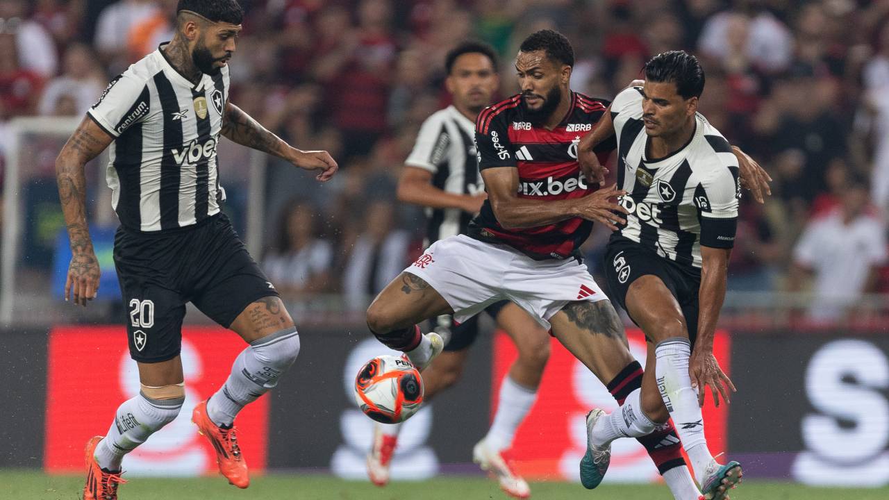 RIO DE JANEIRO, BRAZIL - FEBRUARY 12: Juninho of Flamengo battles for the ball during the match between Flamengo and Botafogo as part of Campeonato Carioca 2025 at Maracana Stadium on February 12, 2025 in Rio de Janeiro, Brazil. (Photo by Ruano Carneiro/Getty Images)