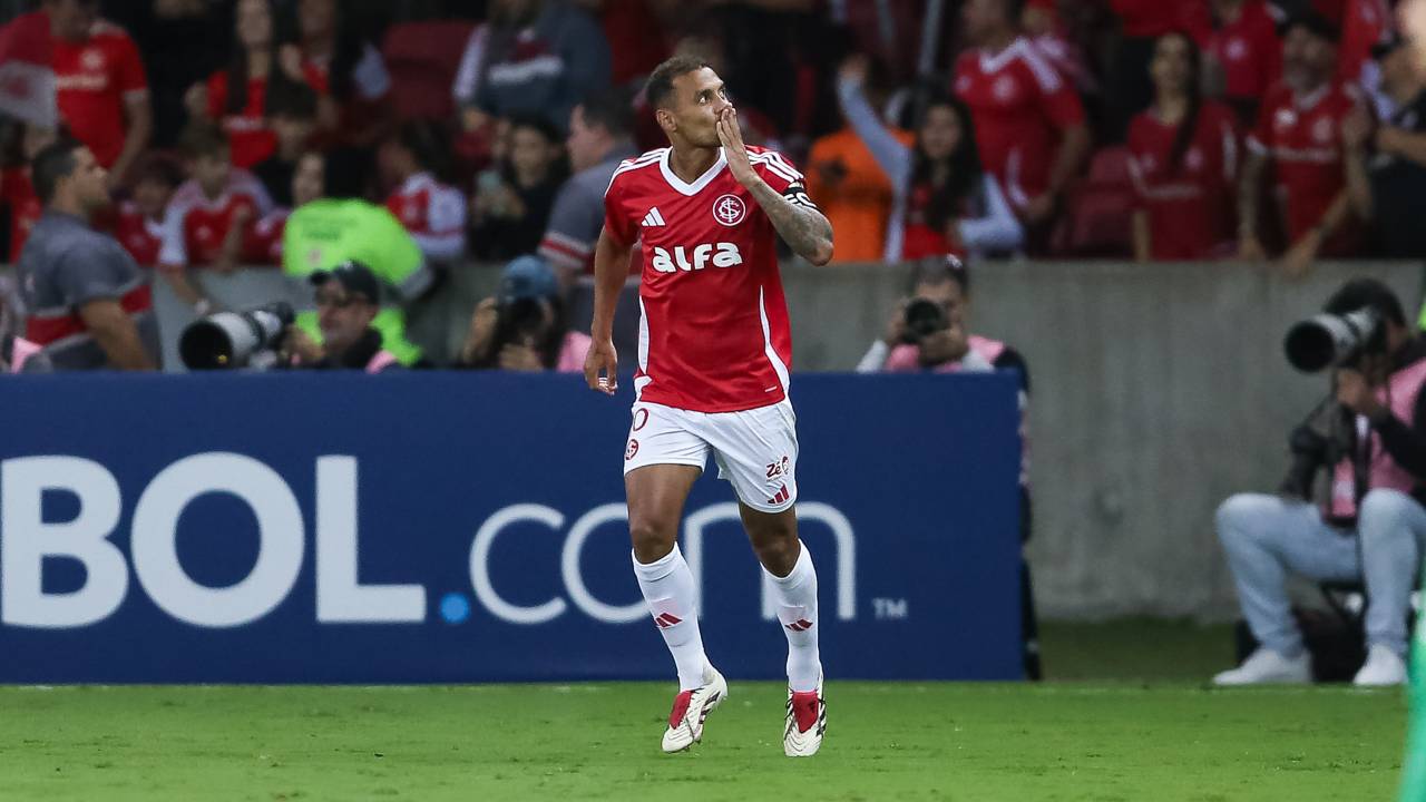 PORTO ALEGRE, BRAZIL - APRIL 10: Alan Patrick of Internacional celebrates after scoring the first goal of his team during the Copa CONMEBOL Libertadores Group F match between Internacional and Atletico Nacional at Beira-Rio Stadium on April 10, 2025 in Porto Alegre, Brazil. (Photo by Pedro H. Tesch/Getty Images)