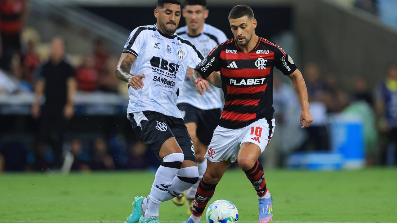 RIO DE JANEIRO, BRAZIL - APRIL 09: Giorgian de Arrascaeta of Flamengo controls the ball whilst under pressure from Kevin Vázquez of Central Cordoba during the Copa CONMEBOL Libertadores 2025 Group C match between Flamengo and Central Cordoba at Maracana Stadium on April 09, 2025 in Rio de Janeiro, Brazil. (Photo by Buda Mendes/Getty Images)