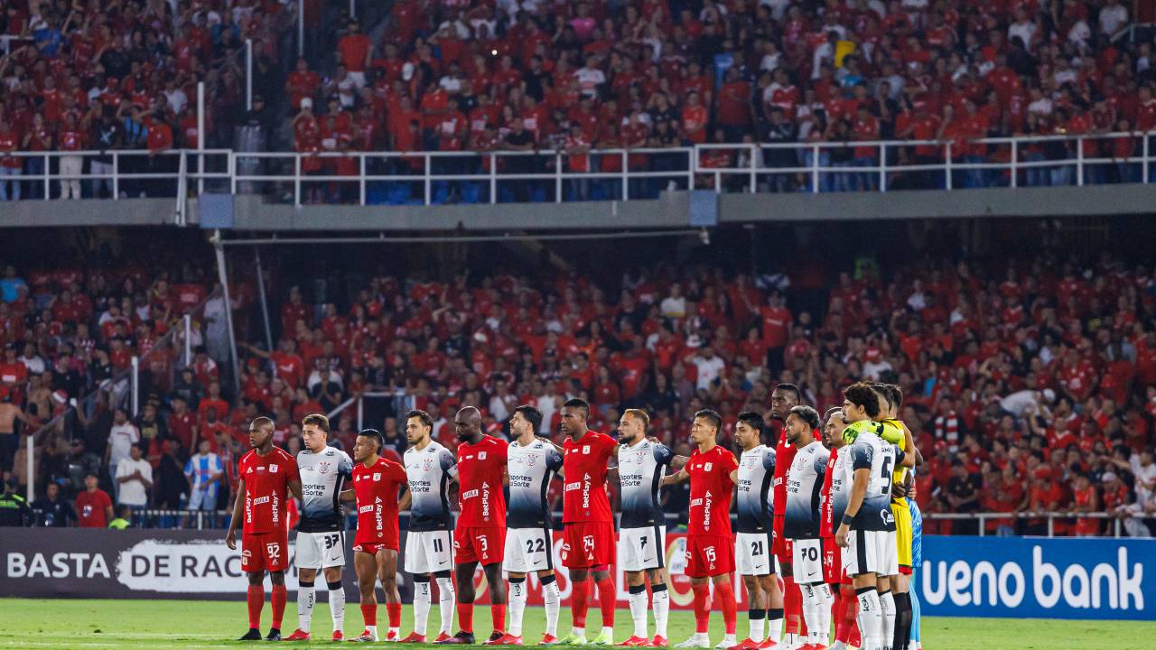 SANTIAGO DE CALI, COLOMBIA - APRIL 8: Players of America de Cali and Corinthians stand on the pitch for an anti-racism campaign prior to a Copa CONMEBOL Sudamericana 2025 match between America and Corinthians at Estadio Olimpico Pascual Guerrero on April 8, 2025 in Santiago de Cali, Colombia. (Photo by Mauricio Duque/Eurasia Sport Images/Getty Images)