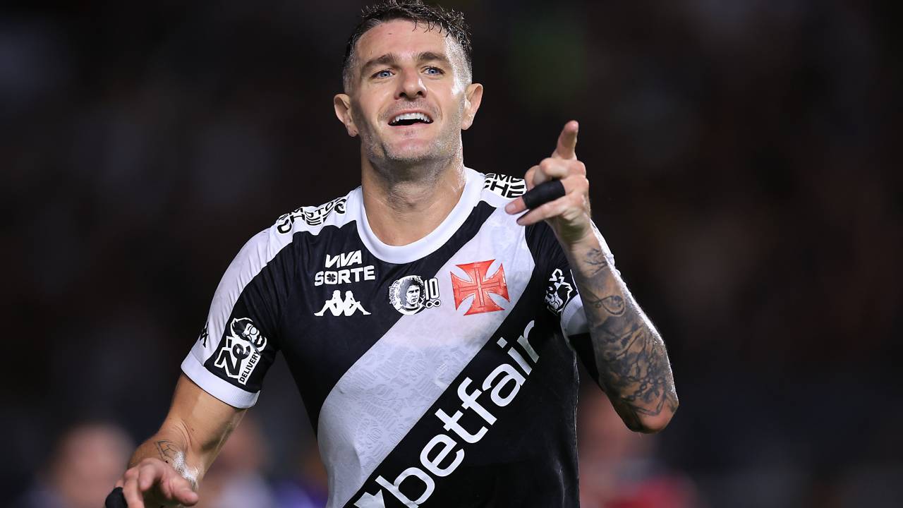 RIO DE JANEIRO, BRAZIL - APRIL 12: Pablo Vegetti of Vasco da Gama celebrates after scoring the team's second goal during the match between Vasco da Gama and Sport Recife as part of Brasileirao 2025 at Sao Januario Stadium on April 12, 2025 in Rio de Janeiro, Brazil. (Photo by Buda Mendes/Getty Images)