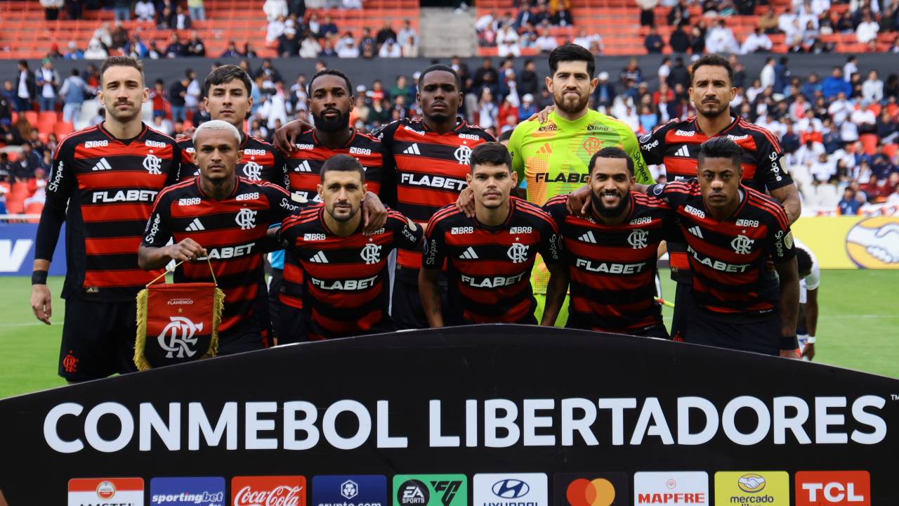 QUITO, ECUADOR - APRIL 22: Players of Flamengo pose for a team photo prior to the Copa CONMEBOL Libertadores 2025 Group C match between LDU Quito and Flamengo at Rodrigo Paz Delgado Stadium on April 22, 2025 in Quito, Ecuador. (Photo by Franklin Jacome/Getty Images)