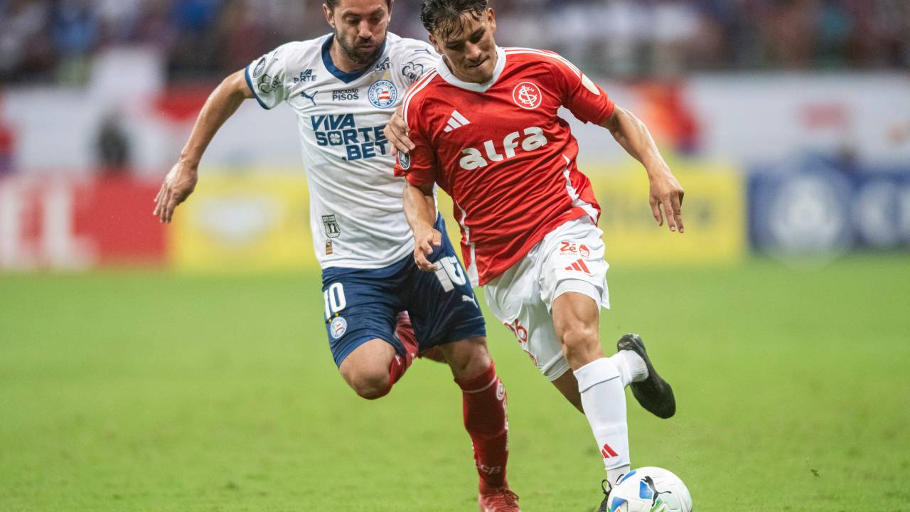 SALVADOR, BRAZIL - APRIL 03: Alexandro Bernabei of Internacional (R) is chased by Everton Ribeiro of Bahia (L) during the Copa CONMEBOL Libertadores 2025 match between Bahia and Internacional at Estádio Arena Fonte Nova on April 03, 2025 in Salvador, Brazil. (Photo by Max Peixoto/Eurasia Sport Images/Getty Images)