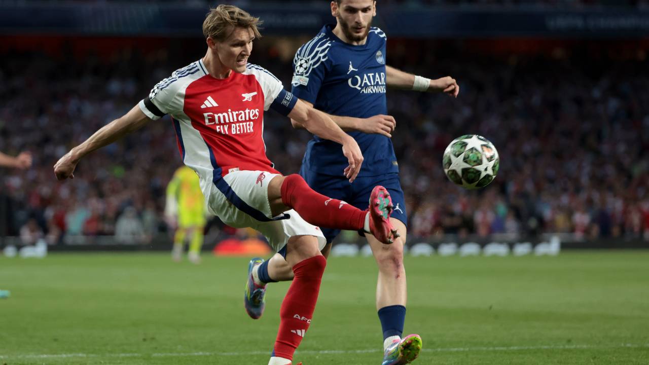 LONDON, ENGLAND - APRIL 29: Martin Odegaard of Arsenal, Khvicha Kvaratskhelia of PSG during the UEFA Champions League 2024/25 Semi Final First Leg match between Arsenal FC and Paris Saint-Germain (PSG) at Emirates Stadium on April 29, 2025 in London, England. (Photo by Jean Catuffe/Getty Images)