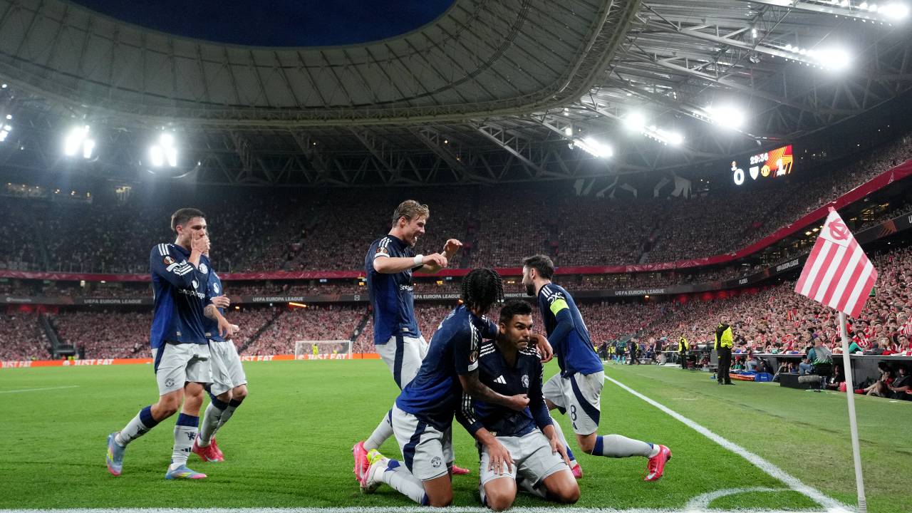 BILBAO, SPAIN - MAY 01: Casemiro of Manchester United celebrates scoring his team's first goal with teammates during the UEFA Europa League 2024/25 Semi Final First Leg match between Athletic Bilbao and Manchester United at San Mames Stadium on May 01, 2025 in Bilbao, Spain. (Photo by Juanma - UEFA/UEFA via Getty Images)