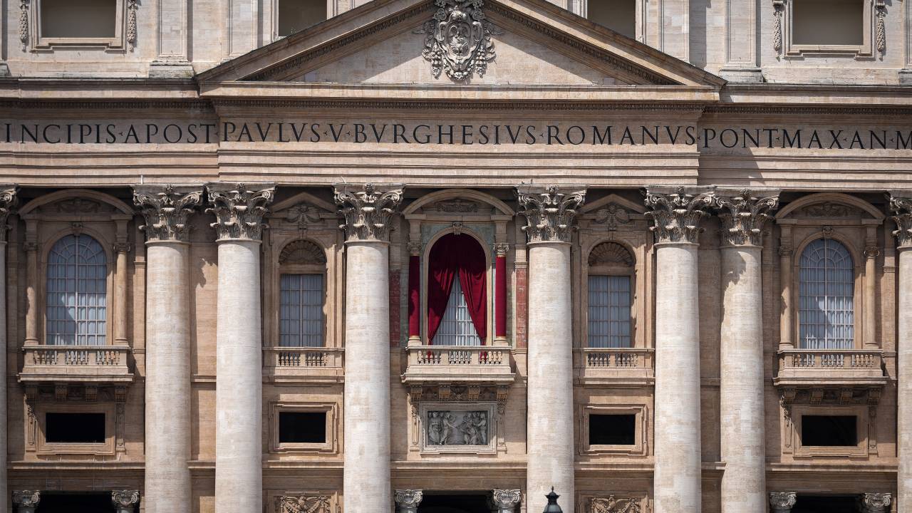 Cortinas vermelhas são instaladas na sacada principal da Basílica de São Pedro. 05/05/2025
