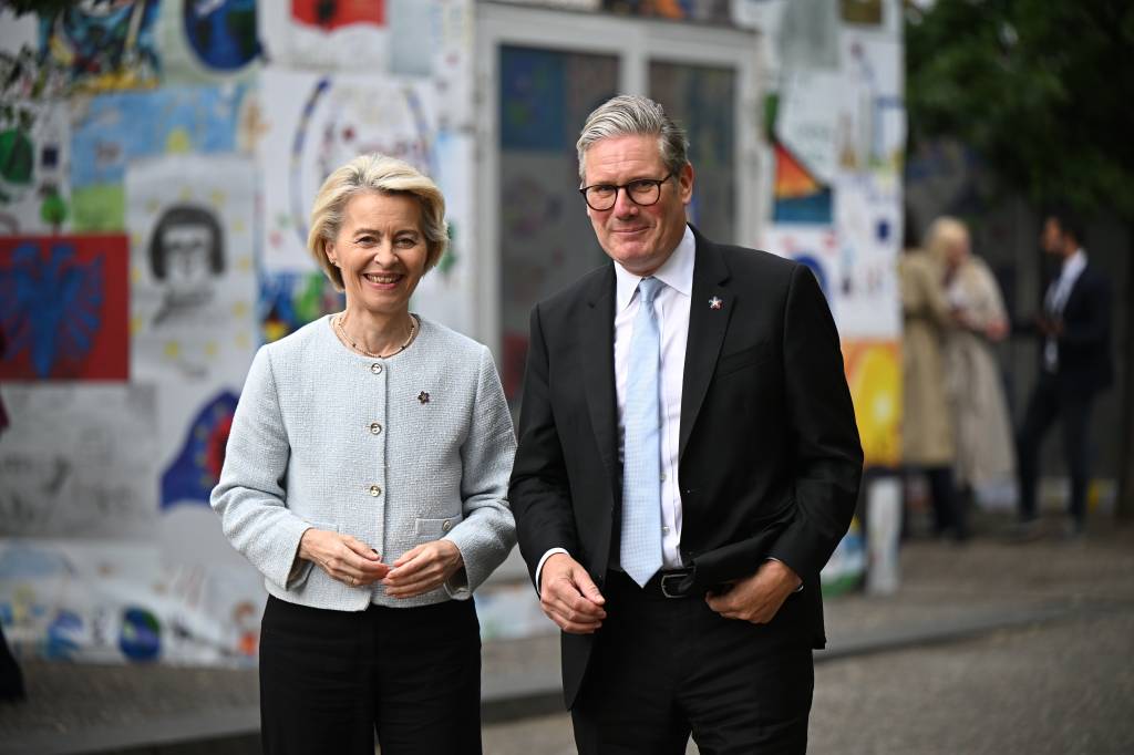 Reino Unido e UE anunciam acordo histórico que reduz barreiras impostas pelo Brexit