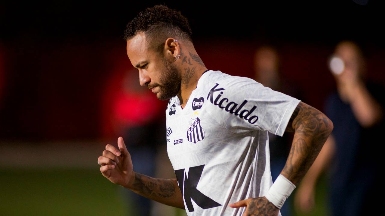 SALVADOR, BRAZIL - MAY 25: Neymar Jr. of Santos warms up prior to the Brasileirao 2025 match between Vitoria and Santos at Manoel Barradas Stadium on May 25, 2025 in Salvador, Brazil. (Photo by Alexandre Oliveira/Sports Press Photo/Getty Images)