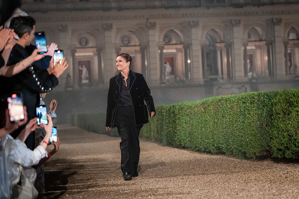 Maria Grazia Chiuri se despede da Dior em desfile em Roma