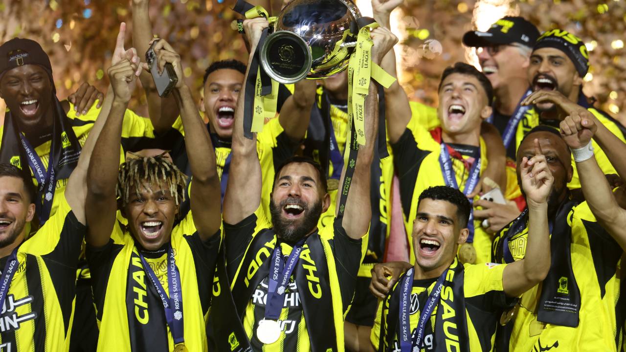 JEDDAH, SAUDI ARABIA - MAY 26: Karim Benzema of Al-Ittihad lifts the Saudi Pro League following the team's victory in the Saudi Pro League match between Al Ittihad and Damac FC at Alinma Stadium on May 26, 2025 in Jeddah, Saudi Arabia. (Photo by Yasser Bakhsh/Getty Images)