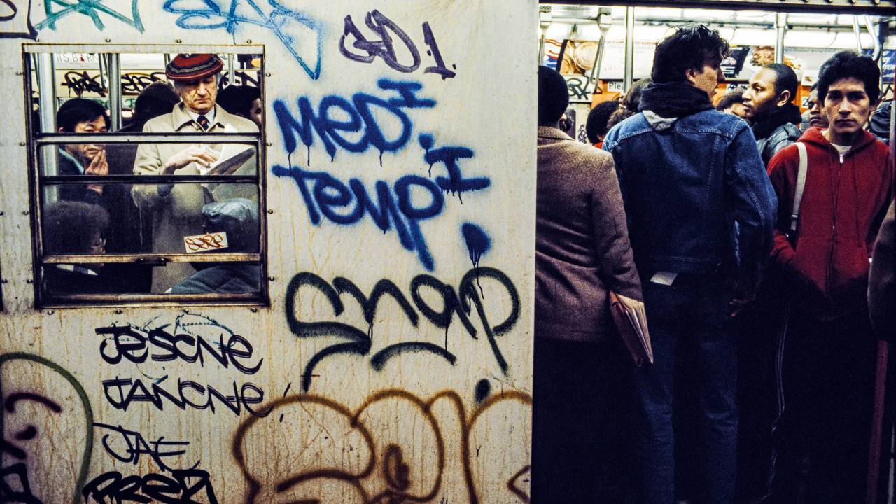 ANOS 1980 - O metrô pichado de Nova York: a limpeza dos vagões ajudou a puxar uma locomotiva de respeito