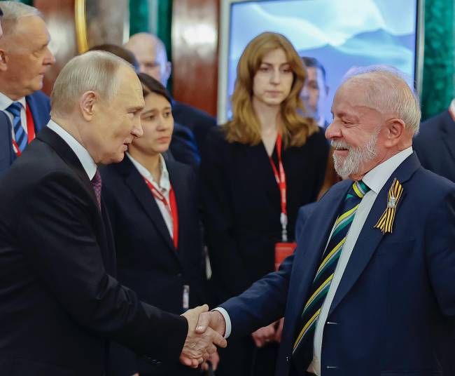 O presidente russo, Vladimir Putin (esq.), recebe seu homólogo brasileiro Luiz Inácio Lula da Silva (PT) para jantar no Kremlin. -