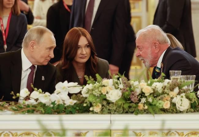 GqdupCxXkAE7EXg O presidente russo, Vladimir Putin (esq.), e Luiz Inácio Lula da Silva (PT) durante jantar no Kremlin por ocasião do aniversário de 80 anos do Dia da Vitória. -