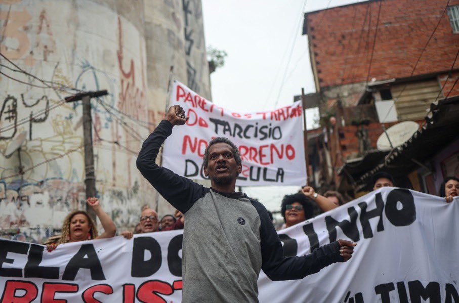 Moradores da favela do Moinho, no centro de São Paulo, protestam contra desocupação organizada pelo governo do estado