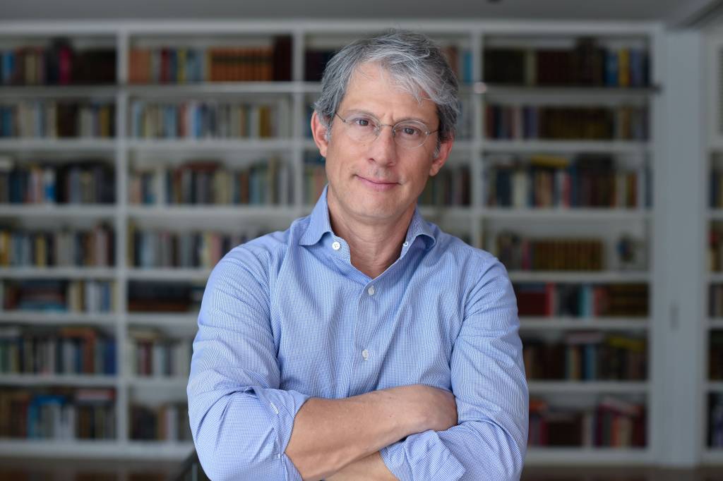 Favorito à ABL estreia na ficção com crítica ao esquecimento cultural brasileiro