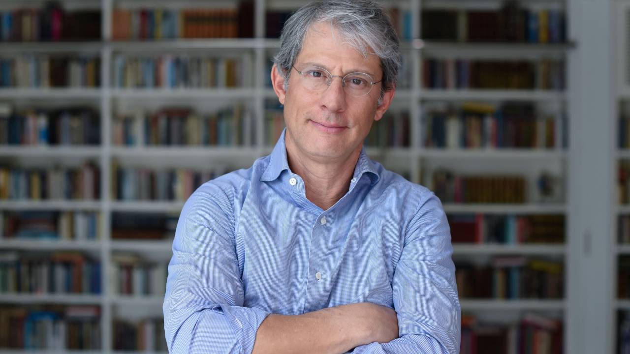 José Roberto de Castro Neves, autor do romance Ozymandias e candidato à Academia Brasileira de Letras, estreia na ficção com uma obra que mistura mitologia grega, referências literárias clássicas e uma reflexão sobre o apagamento cultural na história do Brasil.