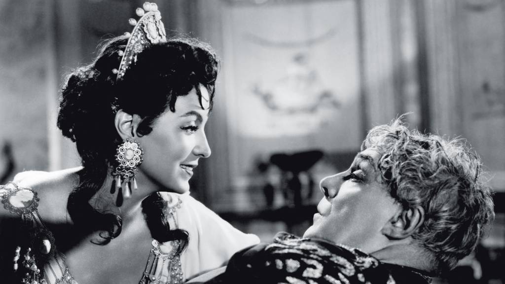 Everett MANIPULADORA - A atriz María Félix no papel da monarca: sexualizada