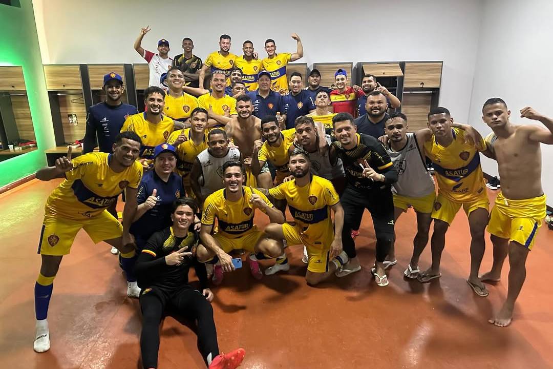 Jogadores do Grêmio Atlético Sampaio comemoram vitória da equipe na Série D