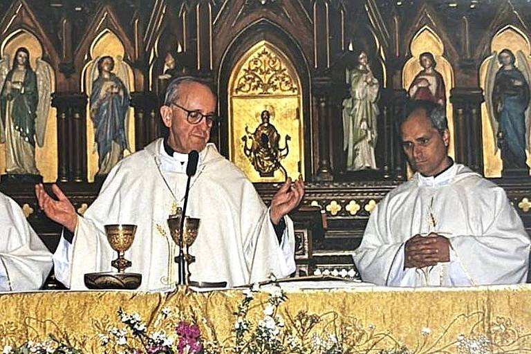 A história por trás da foto de encontro entre Francisco e Leão XIV antes de serem papas