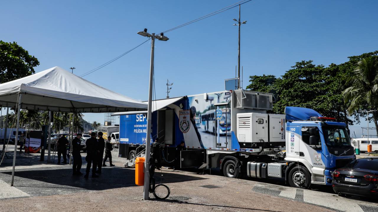 Câmeras do Centro de Comando e Controle do 19º Batalhão de Polícia Militar monitoram o entorno do palco onde vai ocorrer o show da cantora Lady Gaga