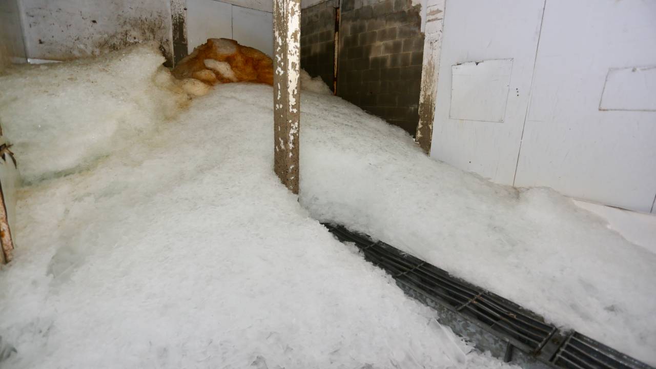 Gelo da fábrica interditada na Cidade de Deus: em fevereiro, análise identificou contaminação