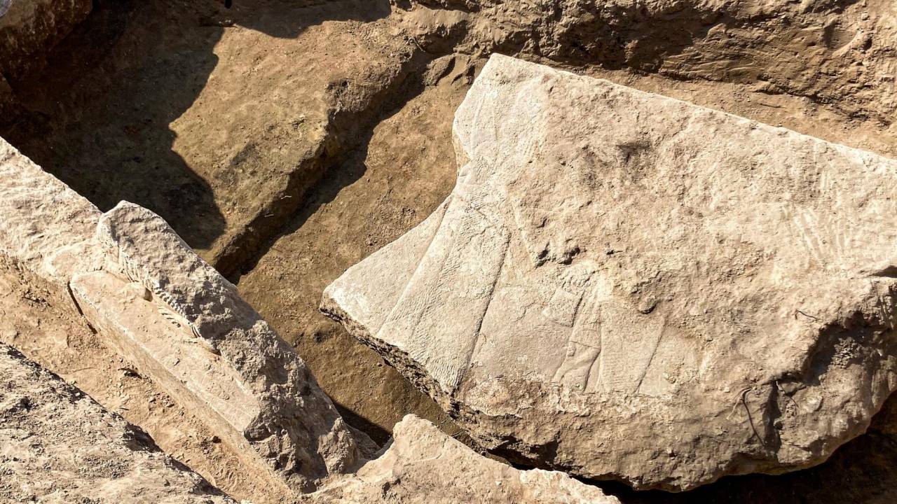 Fragmento do relevo encontrado em Nínive, no norte do Iraque, mostra parte das figuras esculpidas há mais de 2.700 anos no trono do palácio mesopotâmico.