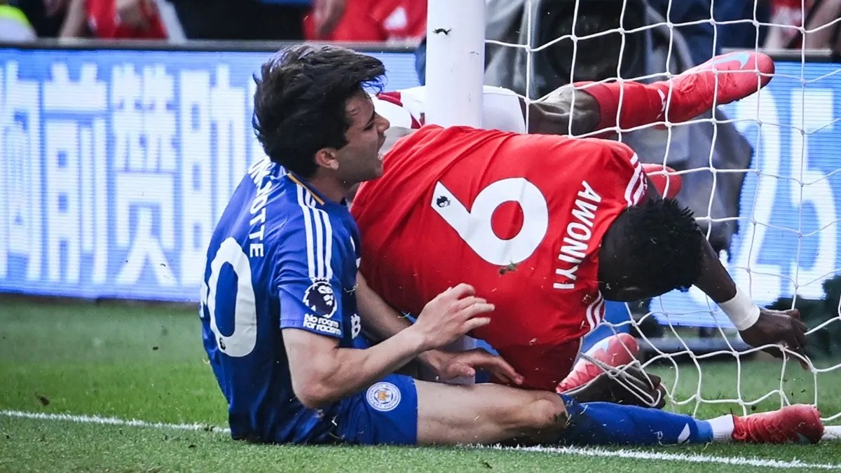 Awoniyi se choca com a trave ao tentar completar uma jogada nos minutos finais da partida contra o Leicester; impacto causou grave lesão abdominal.