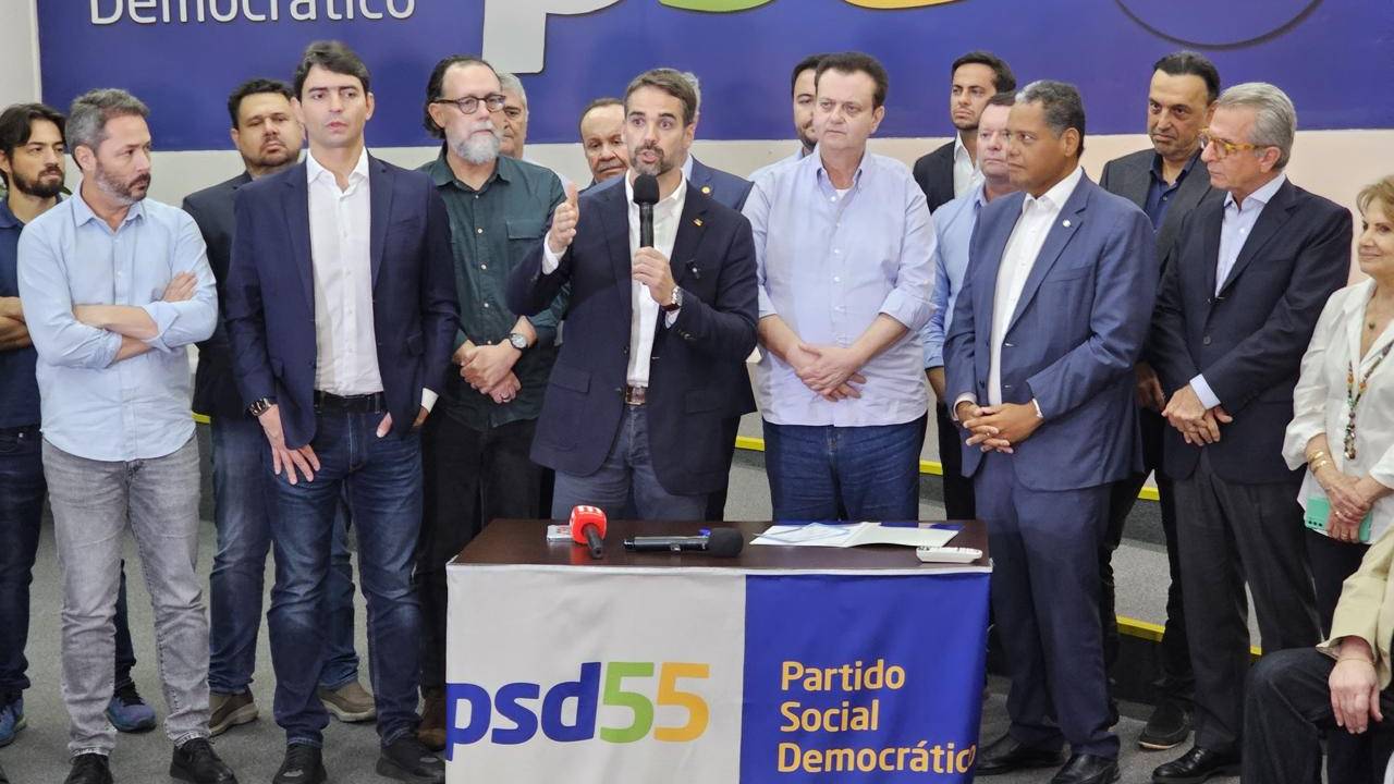 O governador do Rio Grande do Sul, Eduardo Leite, em oficialização da sua filiação ao PSD ao lado de Gilberto Kassab