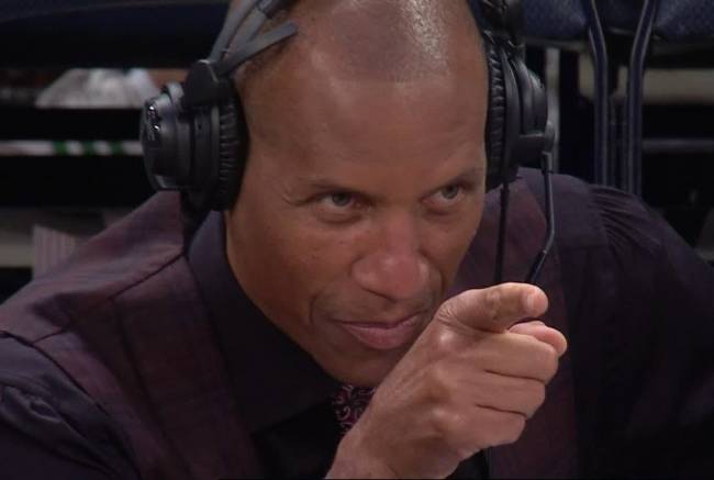Reggie Miller aponta para Haliburton depois do jogador imitar sua comemoração contra os Knicks
