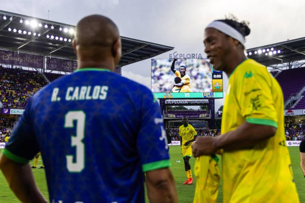 Ronaldinho Gaúcho e Roberto Carlos promovem jogo festivo nos EUA