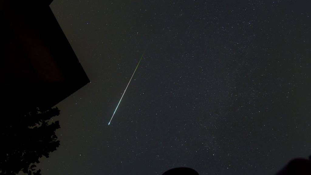 Skylab brasileiro: fragmento de foguete da SpaceX deixa rastro de fogo ao cruzar o céu