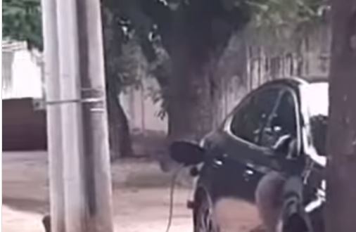 Vídeo: Motorista usa poste de luz para carregar carro elétrico no Rio