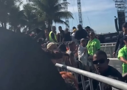 Fãs são empurrados por seguranças em frente ao palco do show de Lady Gaga em Copacabana
