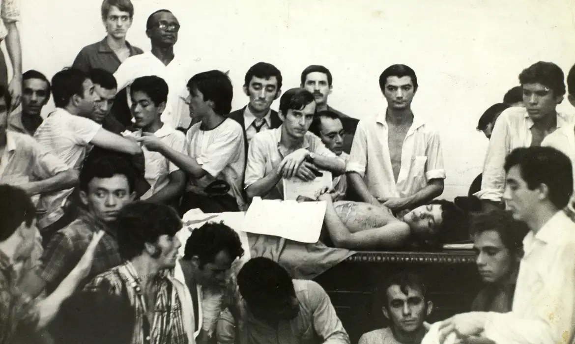 Estudantes acompanham velório de Edson Luís