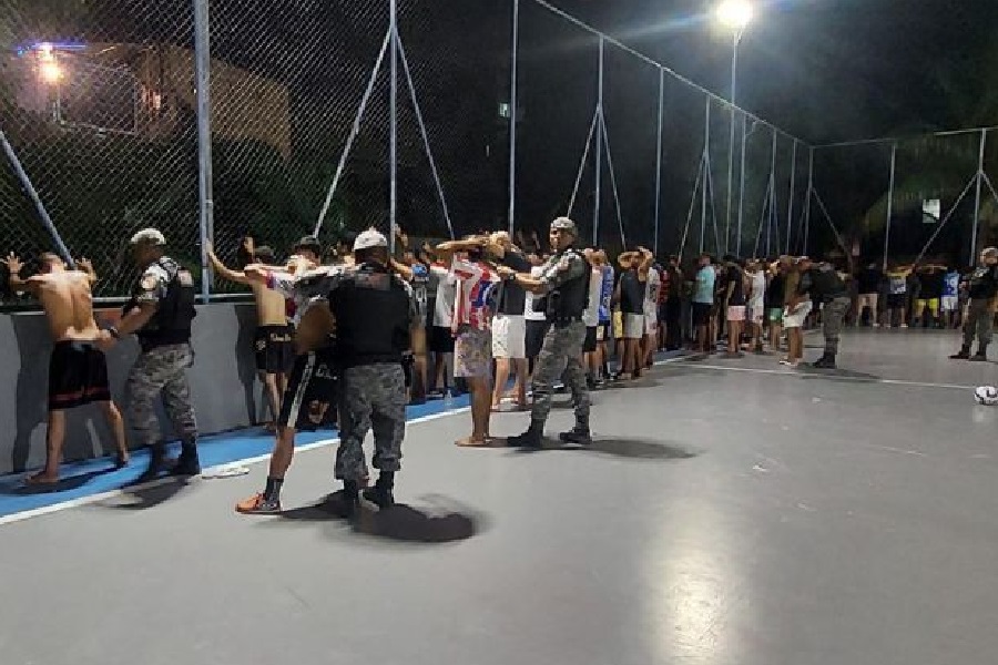‘Futconha’: PM entra em campo e interrompe partida com prêmio em drogas