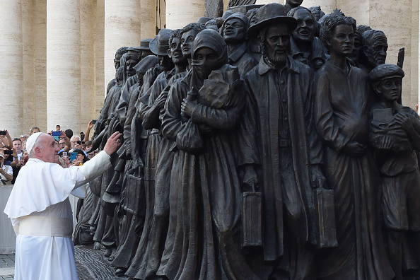 Papa Francisco toca na escultura 'Angels Unawares', do artista canadense Timothy Schmalz. 29/09/2019