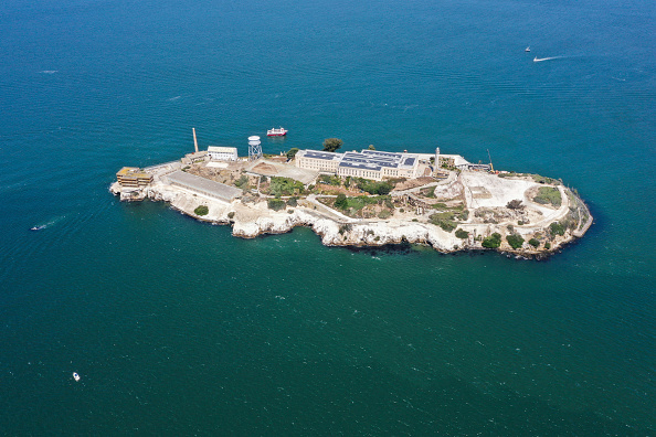 A antiga prisão de Alcatraz em uma ilha próxima a São Francisco, fechada há mais de 60 anos.